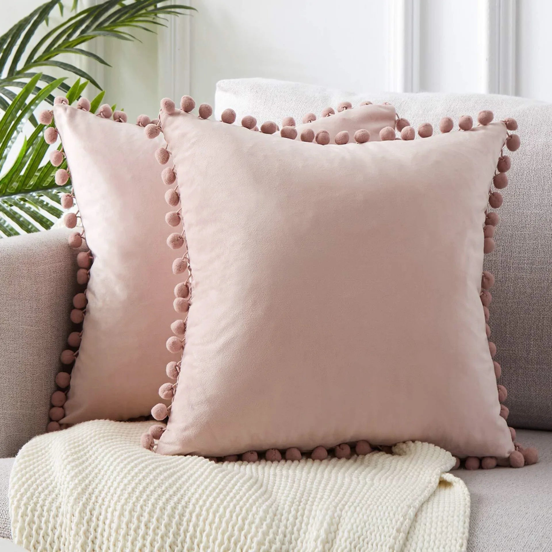 Coussin Pompon en Velours : Élégance et Confort pour votre Intérieur