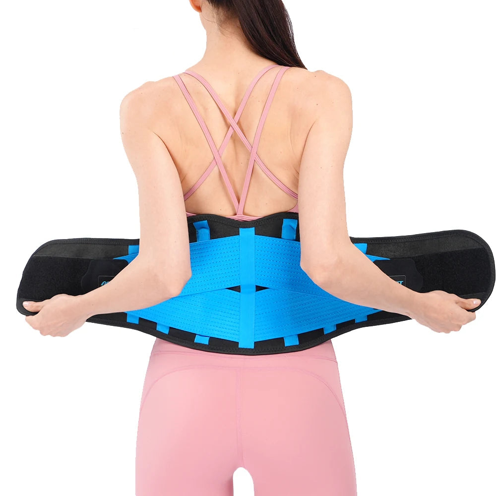 Femme portant la ceinture de soutien lombaire ErgoStrap, montrant le renfort des vertèbres et la posture corrigée.