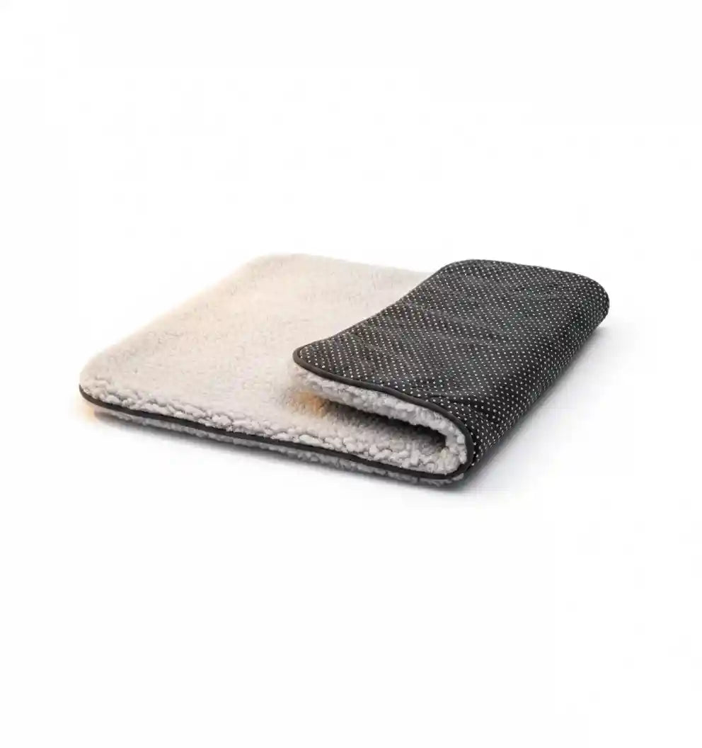 Tapis auto-chauffant ThermoPurr™ plié pour montrer sa surface douce en Sherpa et sa base noire antidérapante.