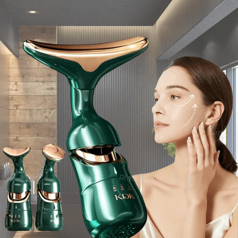 Femme appliquant l'appareil de lifting DermaLift™ sur sa mâchoire pour un effet tenseur et un drainage lymphatique