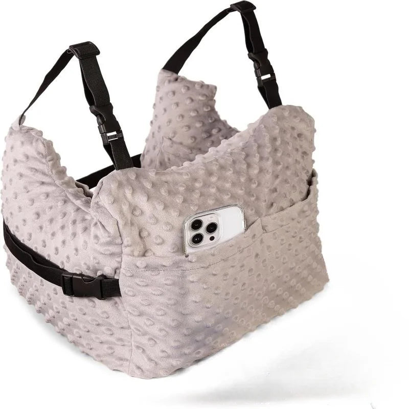 Vue arrière du coussin post-opératoire AbdoCalm™ beige porté en bandoulière, illustrant l'ajustement sécurisé des sangles et la poche latérale contenant un smartphone.