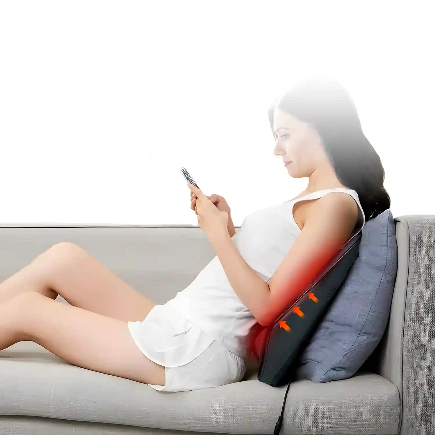 Femme allongée avec un coussin massant pour le dos pour un soulagement relaxant