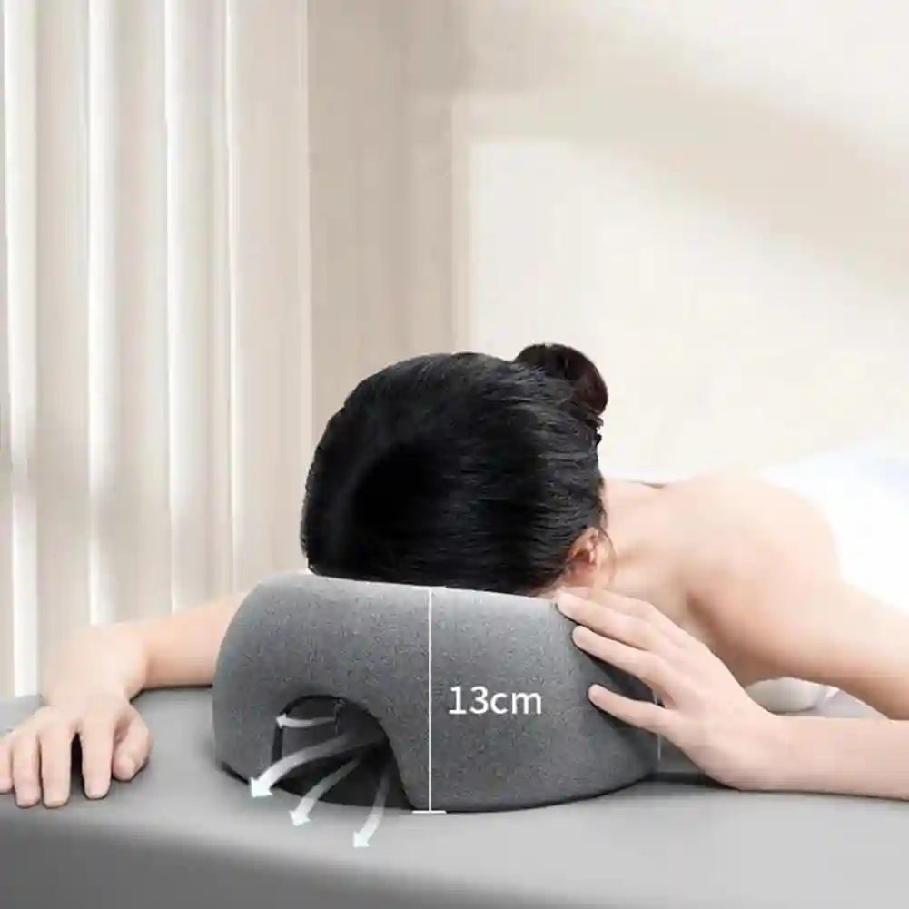 Femme reposant sur un coussin vitrectomie après opération des yeux