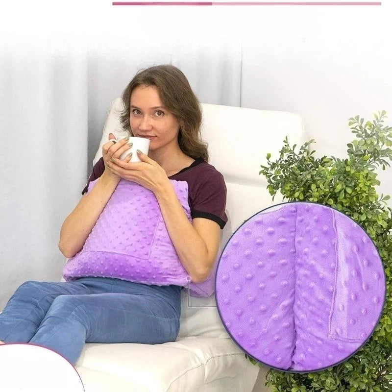 Femme utilisant le coussin AbdoCalm™ violet pour appliquer une contre-pression douce sur son abdomen, soulageant ainsi la zone opératoire pendant un moment de repos.
