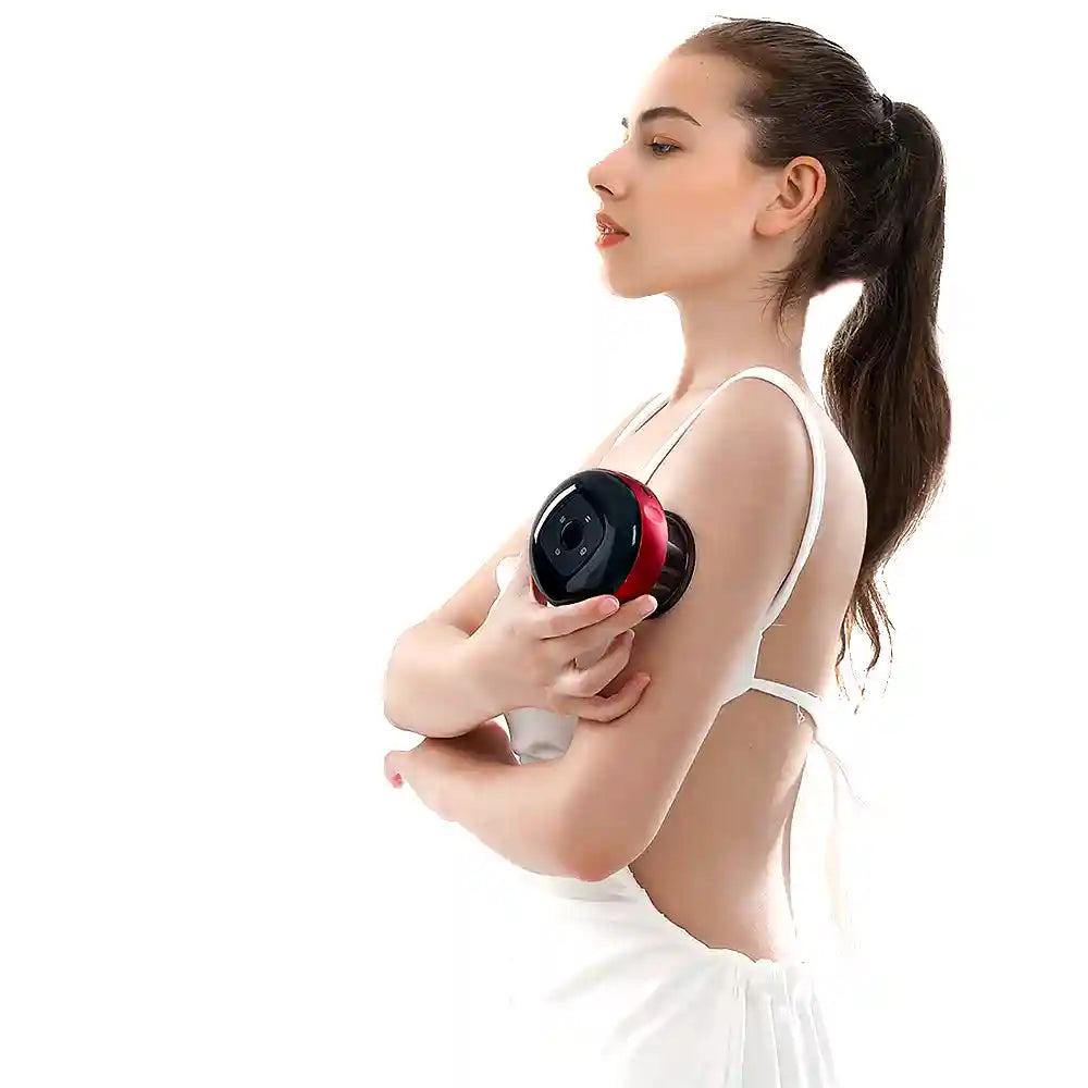 Femme tenant la ventouse électrique CuppingPro™, illustrant son design compact et portable pour une utilisation facile et un bien-être à domicile.